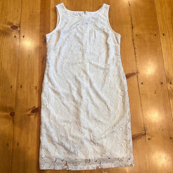 karin stevens Dresses & Skirts - Karin Stevens White Vintage Style White Daisy Lace Shift Dress NWT Size 12